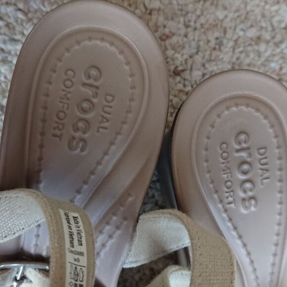 Crocs Leigh II Crossstrap Wedge Sandal Size 9 Oatmeal/Mushroom color - Picture 10 of 16